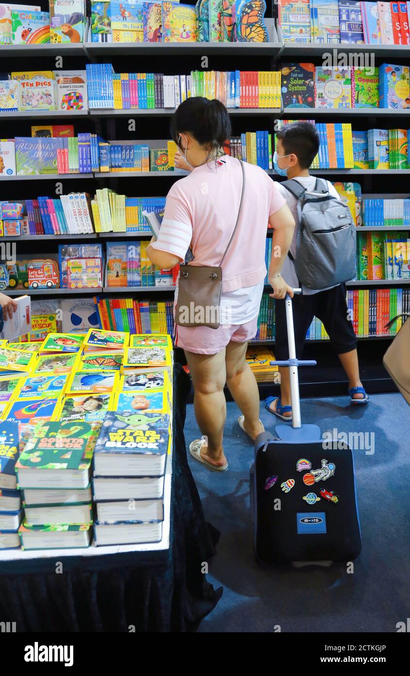 Una persona negozi di libri con una valigia alla Fiera del Libro di Shanghai 2020 a Shanghai, Cina, 12 agosto 2020. Foto Stock