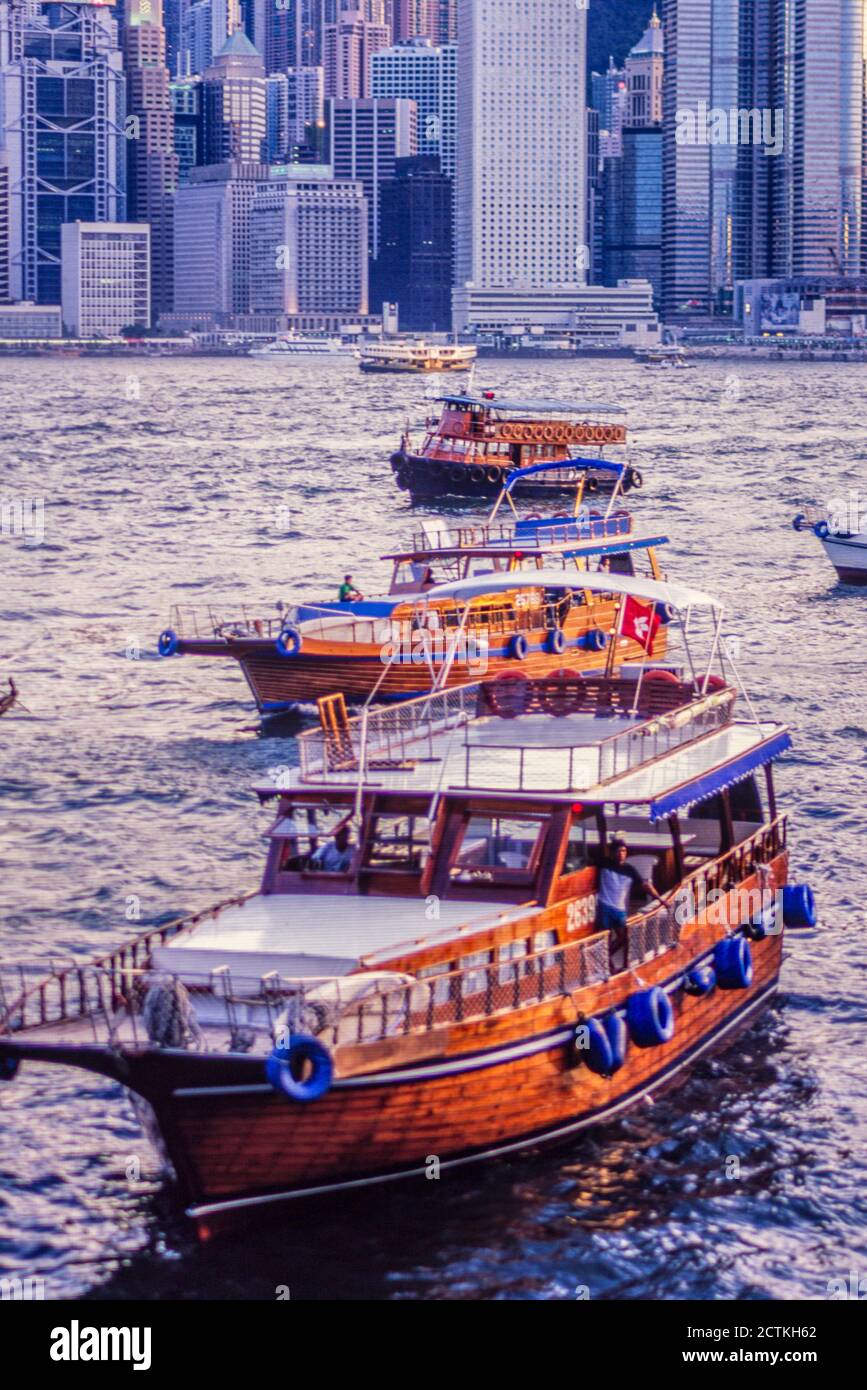 Crociera con le famose barche spazzatura di Hong kong. Foto Stock