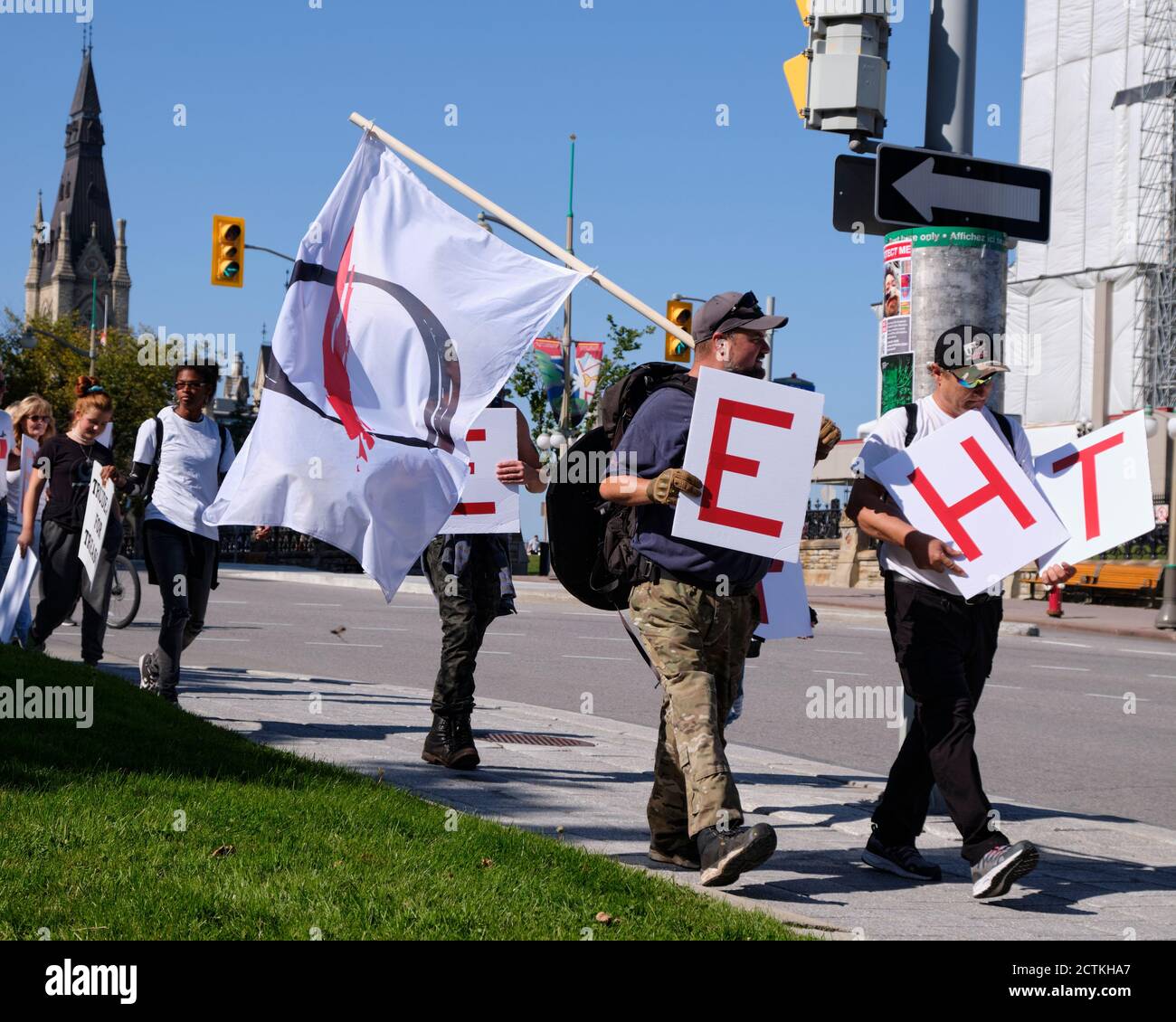 Protestante davanti al Parlamento canadese che rinuncia a una "LINEA" logo della bandiera e lettere in ordine confuso Foto Stock