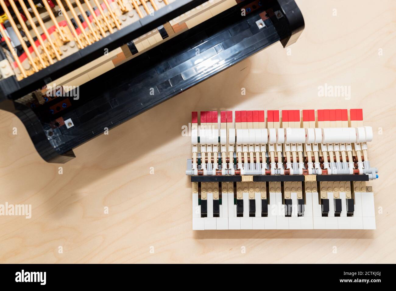 Viene visualizzato il modello a piano LEGO, appartenente alla Ideas Series con il numero di serie 21323, il 1° agosto 2020. Il modello, che è composto da over Foto Stock