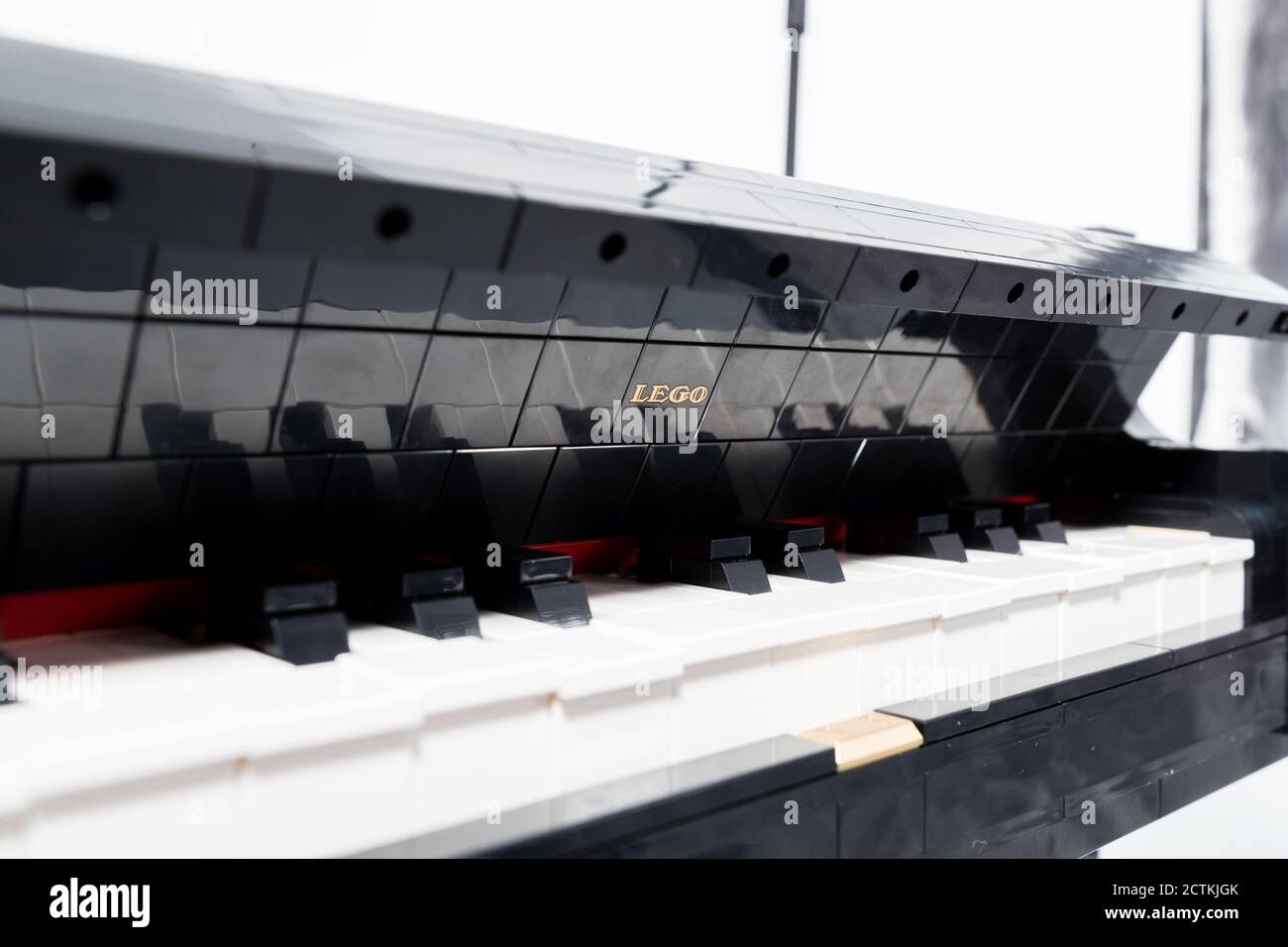 Viene visualizzato il modello a piano LEGO, appartenente alla Ideas Series con il numero di serie 21323, il 1° agosto 2020. Il modello, che è composto da over Foto Stock