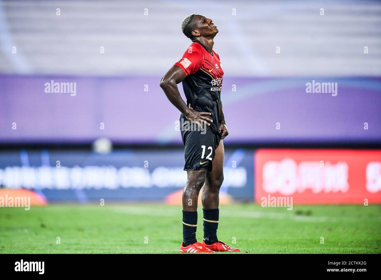 Il calciatore Camerooniano John Mary di Shenzhen F.C. reagisce durante la quarta partita della Super League Cinese 2020 (CSL) contro Henan Jianye F. Foto Stock