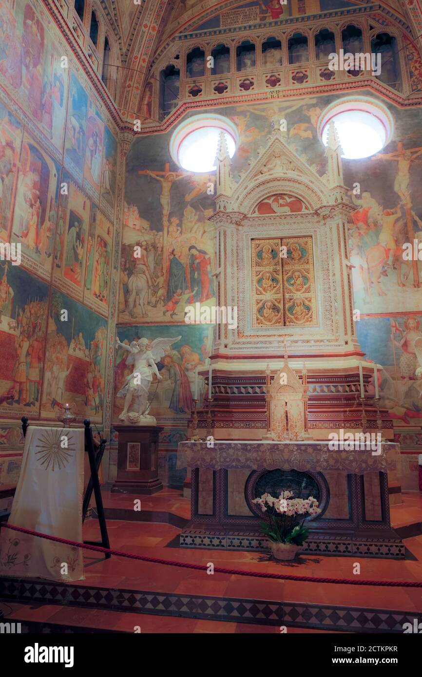 Orvieto, Umbria, Italia. L'altare, abside e affreschi nel duomo di Orvieto. Foto Stock