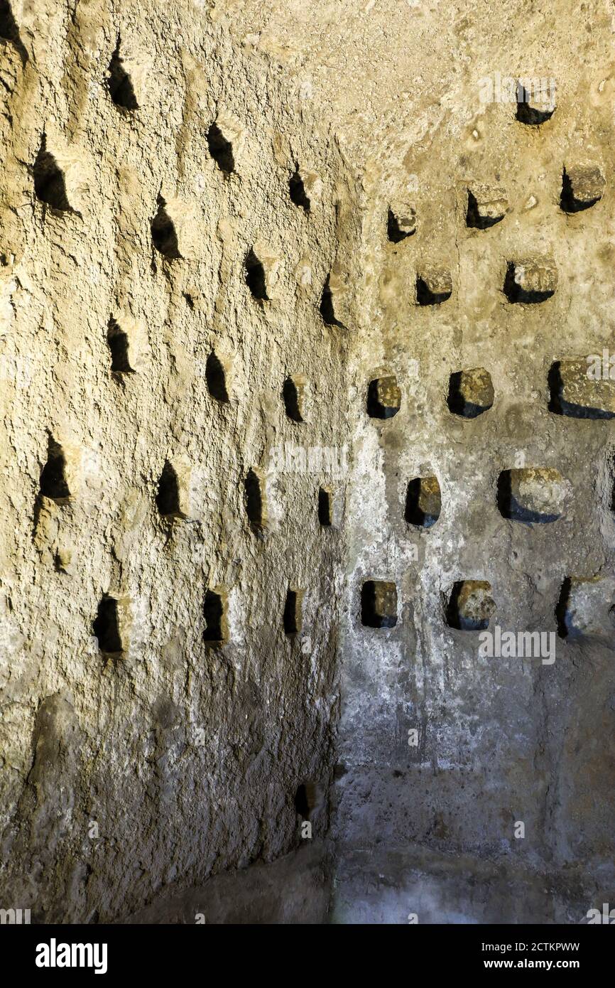Orvieto, Umbria, Italia. La città si trova in cima a una vasta rete sotterranea di grotte, pozzi e gallerie di epoca etrusca. Visite guidate del medievale Foto Stock