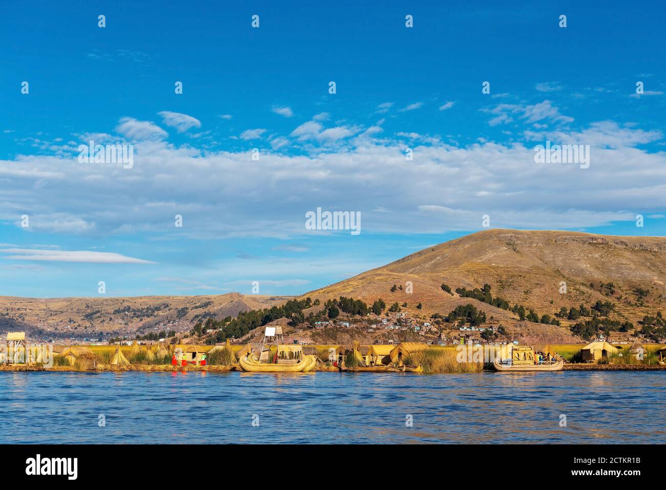 Paesaggio dell'isola galleggiante del gruppo indigeno di Uros che vive sul lago Titicaca di fronte alla città di Puno, Perù. Foto Stock