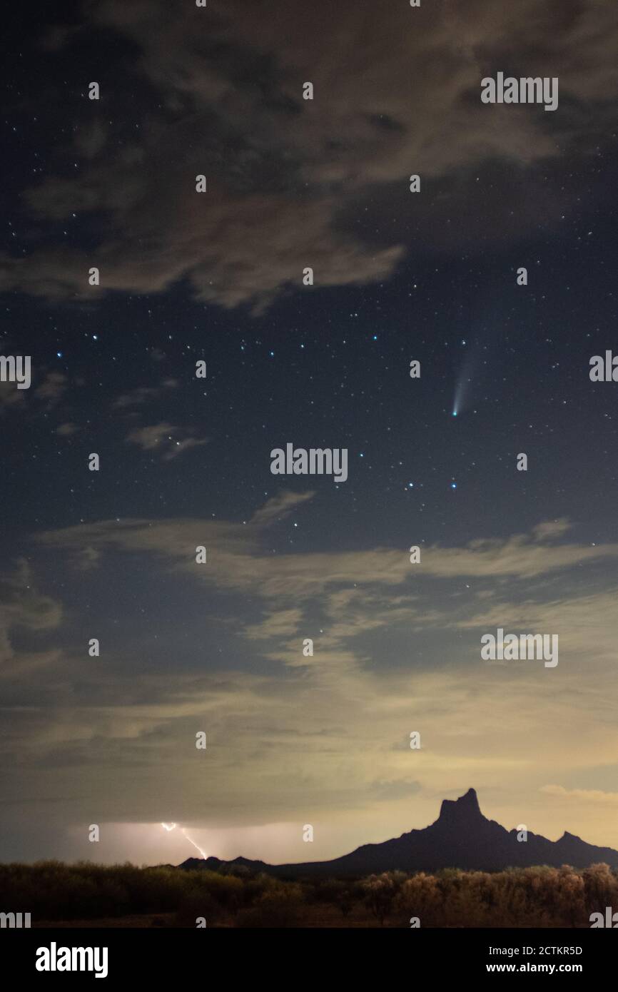 Cometa Neoswise e una tempesta di lampioni Monsoon Foto Stock
