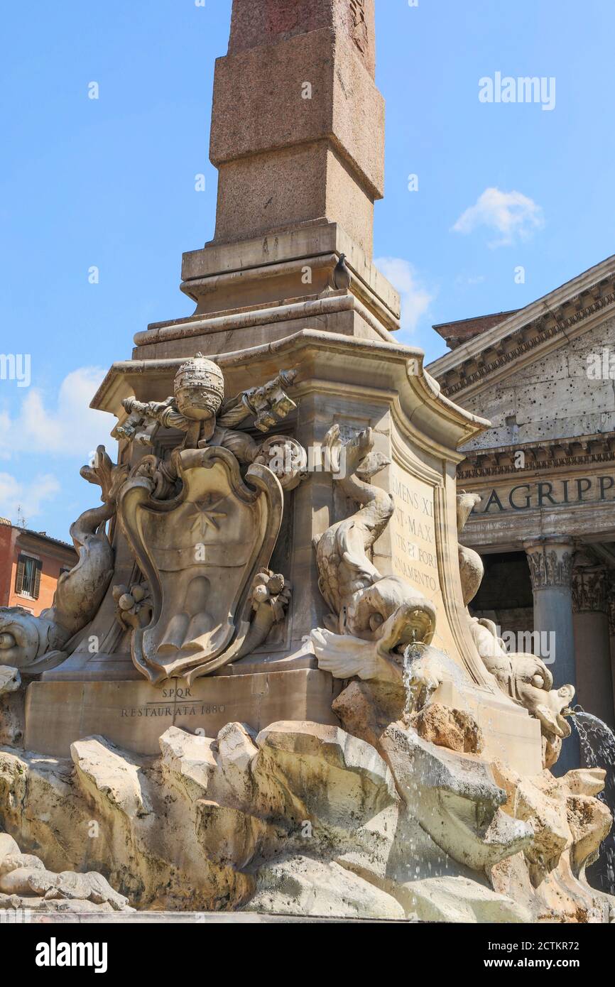 Roma, Lazio, Italia. Fontana fuori dal Pantheon, o Fontana del Pantheon, ed è sormontata da un obelisco egiziano. (Per uso editoriale su Foto Stock