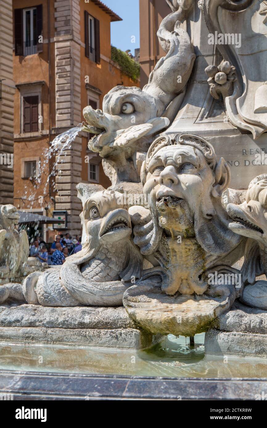 Roma, Lazio, Italia. Fontana fuori dal Pantheon, o Fontana del Pantheon, ed è sormontata da un obelisco egiziano. (Per uso editoriale su Foto Stock