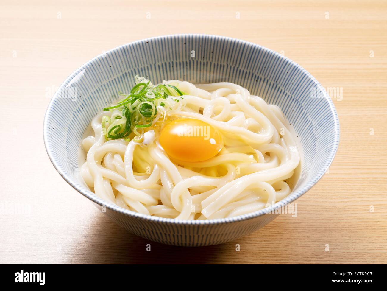 Deliziosa giapponese udon tagliatelle con cipolla verde Foto stock