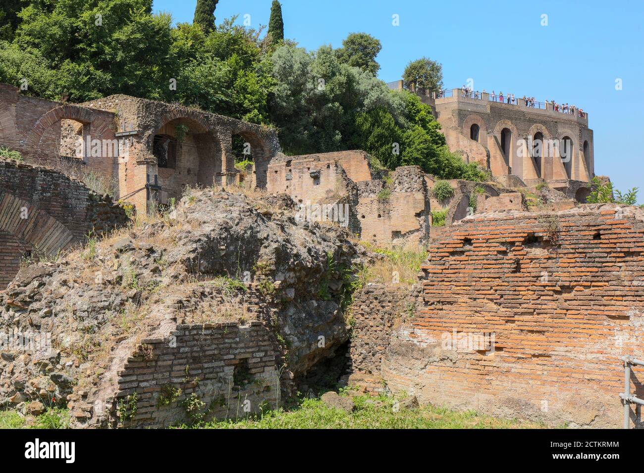 Roma, Lazio, Italia. Rovine romane vicino al Colosseo. Foto Stock