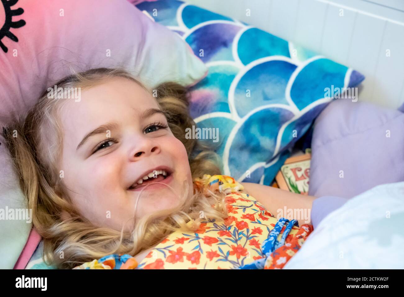 Lily, 3 anni, gioca nel suo letto Foto Stock