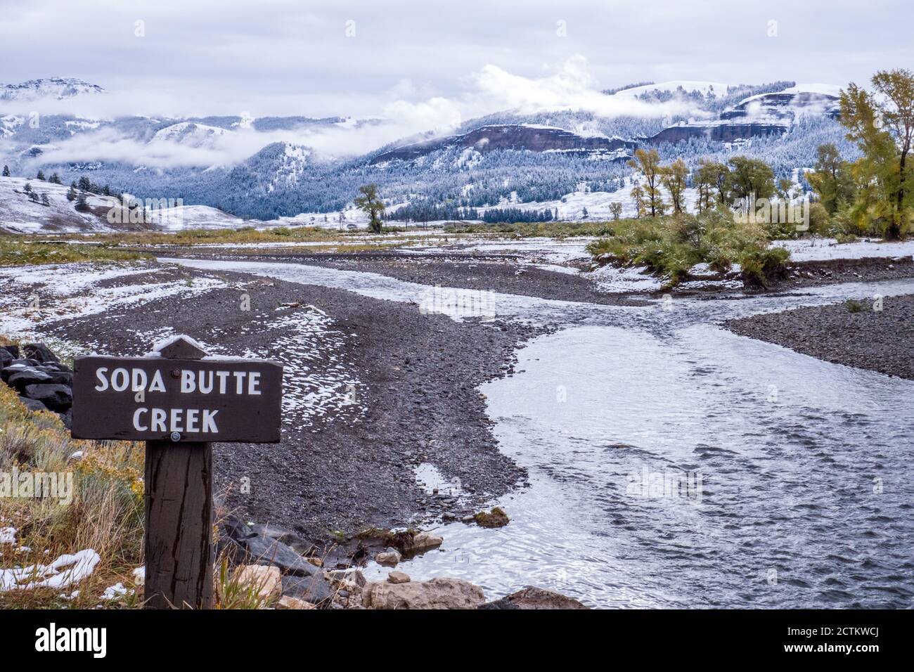 Parco nazionale di Yellowstone, Wyoming, Stati Uniti. Soda Butte Creek con cartello, nella Lamar Valley all'inizio dell'autunno. Foto Stock