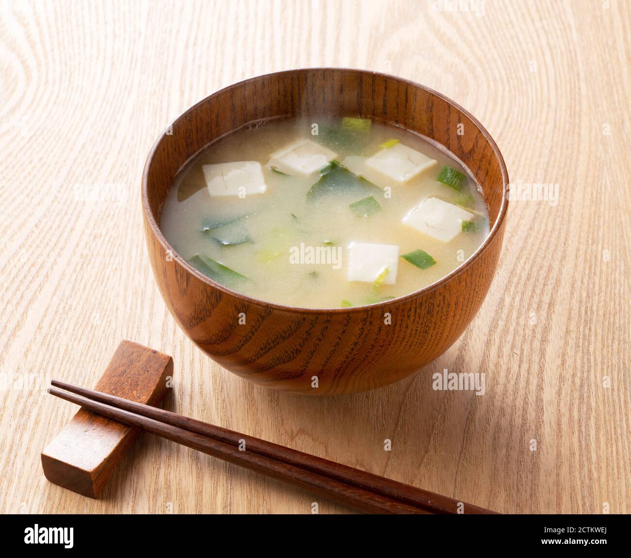 Zuppa di miso con tofu e alghe di wakame su un legno tabella Foto Stock