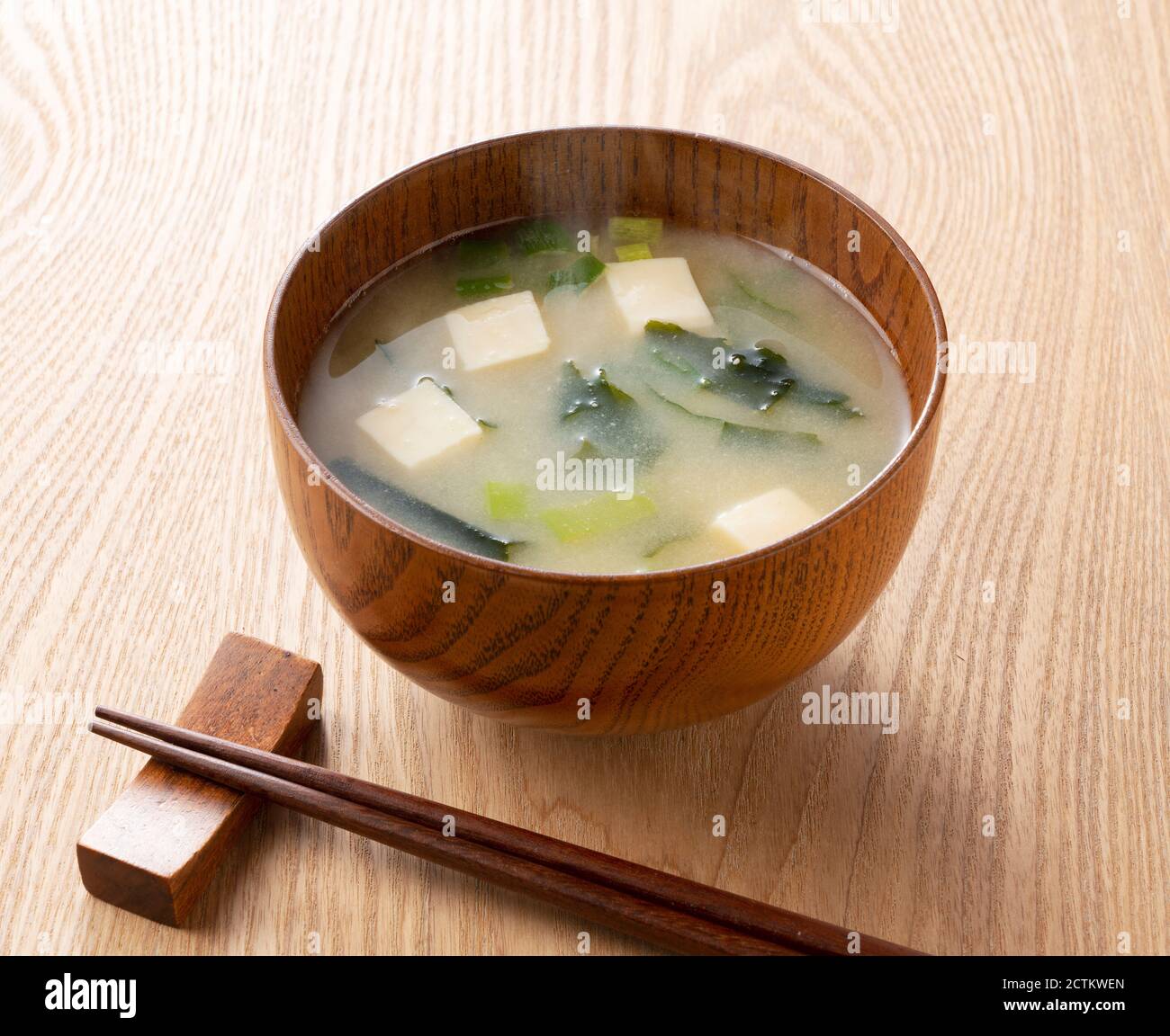 Zuppa di miso con tofu e alghe di wakame su un legno tabella Foto Stock