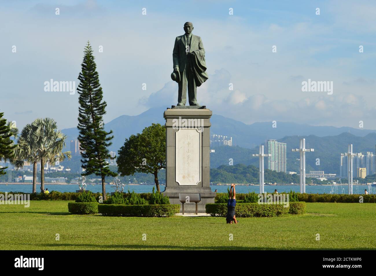 Statua del Dr. Sun Yat-sen nel Sun Yat-sen Memorial Park, un parco sul lungomare di Sai Ying Pun, Hong Kong Foto Stock