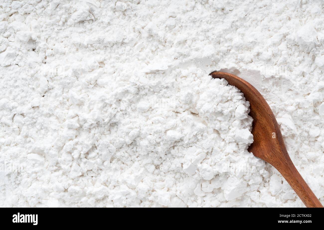 Un cucchiaio di legno sulla fecola di patate che copre il schermo intero Foto Stock