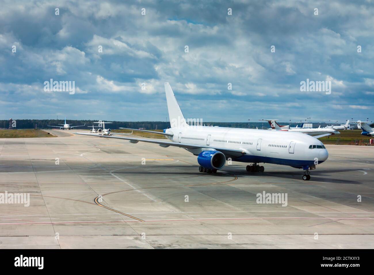 I piani stanno tassando uno dopo l'altro in a. grande aeroporto Foto Stock