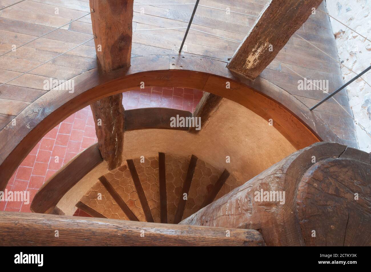 Vecchia scala rustica a chiocciola con ringhiera in legno. Foto Stock