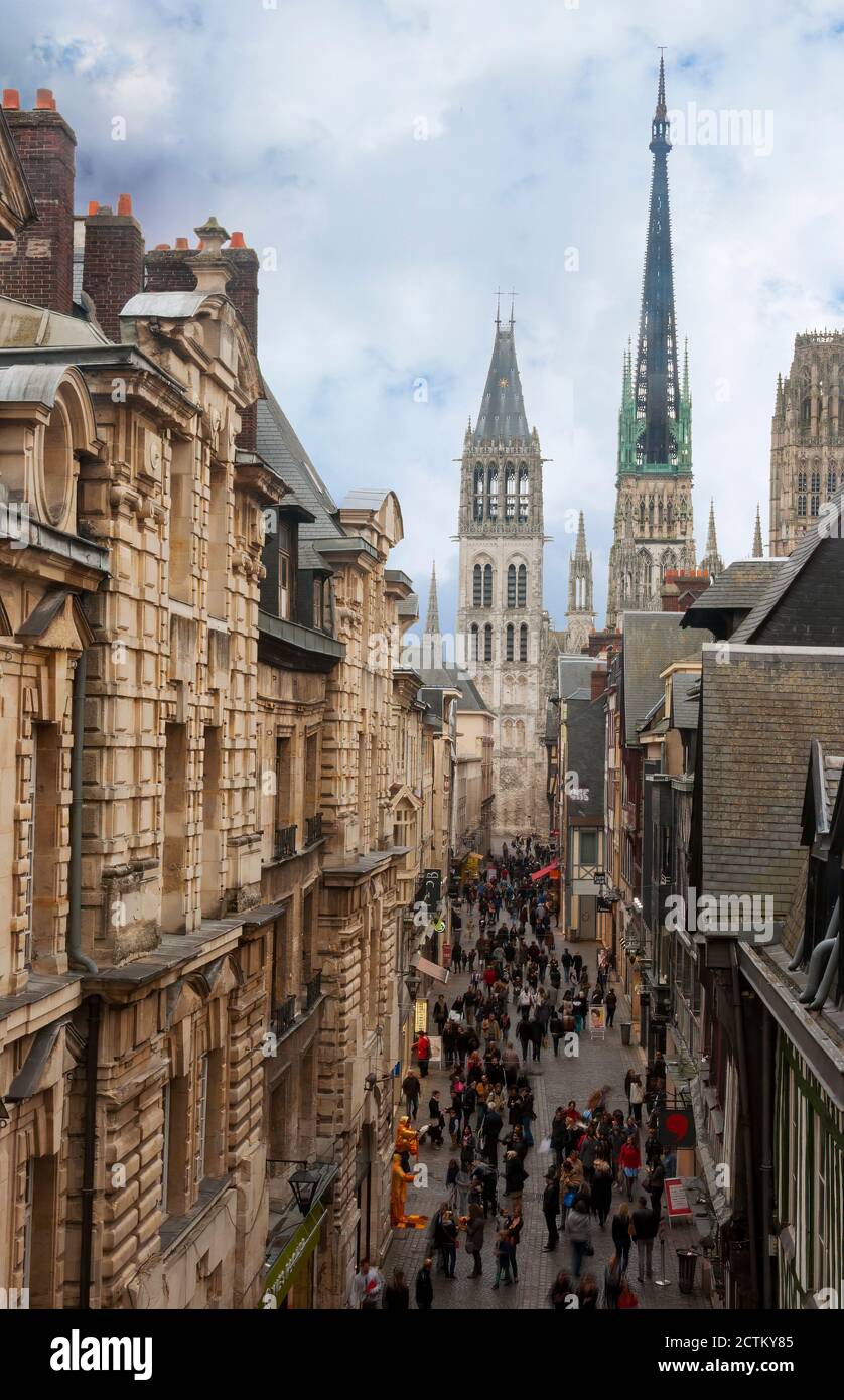 Rouen, Francia - 28 ottobre 2014: La strada del Grande Orologio, Rue du Gros Horloge, strada principale nella storica città Normandia di Rouen Francia con il Roue Foto Stock