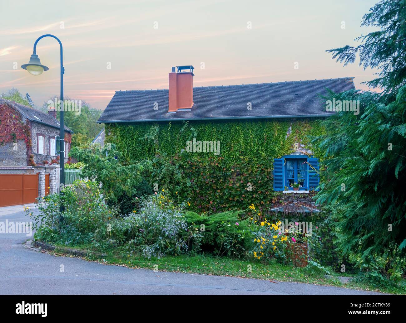 Un angolo di strada a Giverny, in Francia, un villaggio reso famoso da Claude Monet, il pittore impressionista che ha vissuto nella zona. Foto Stock