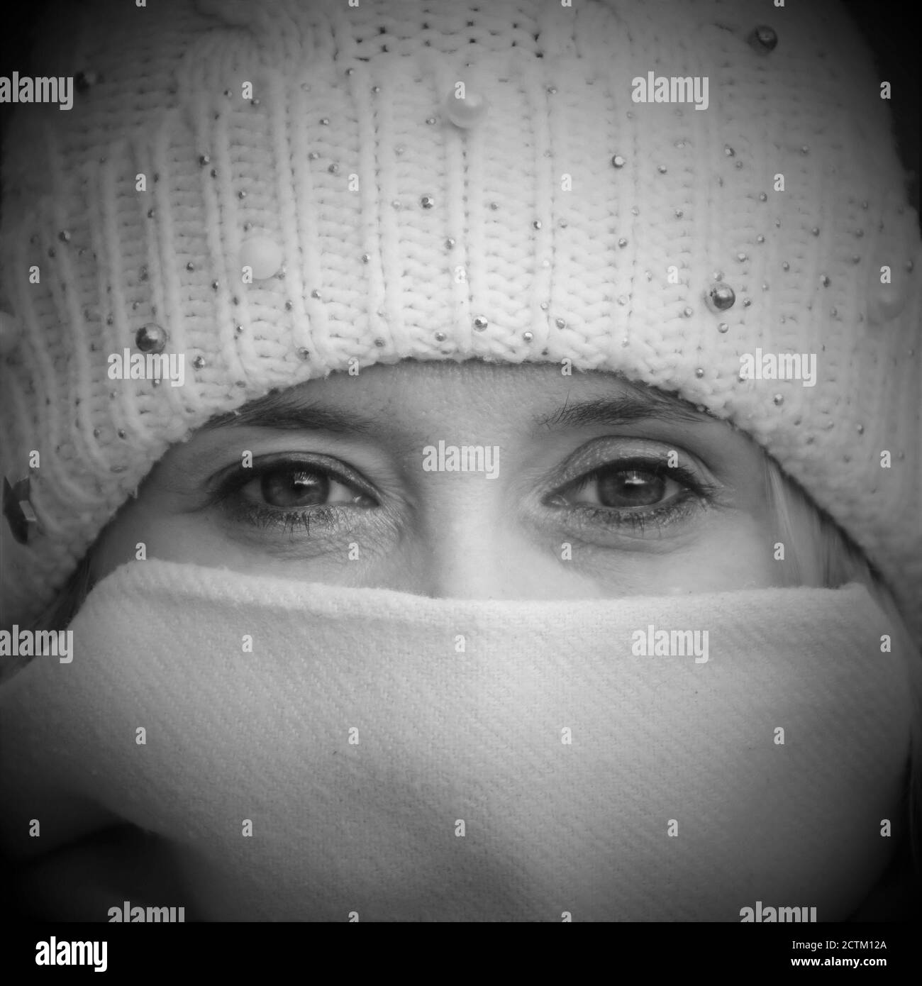 Closeup ritratto di bella donna avvolto in maglia cappello e. sciarpa Foto Stock