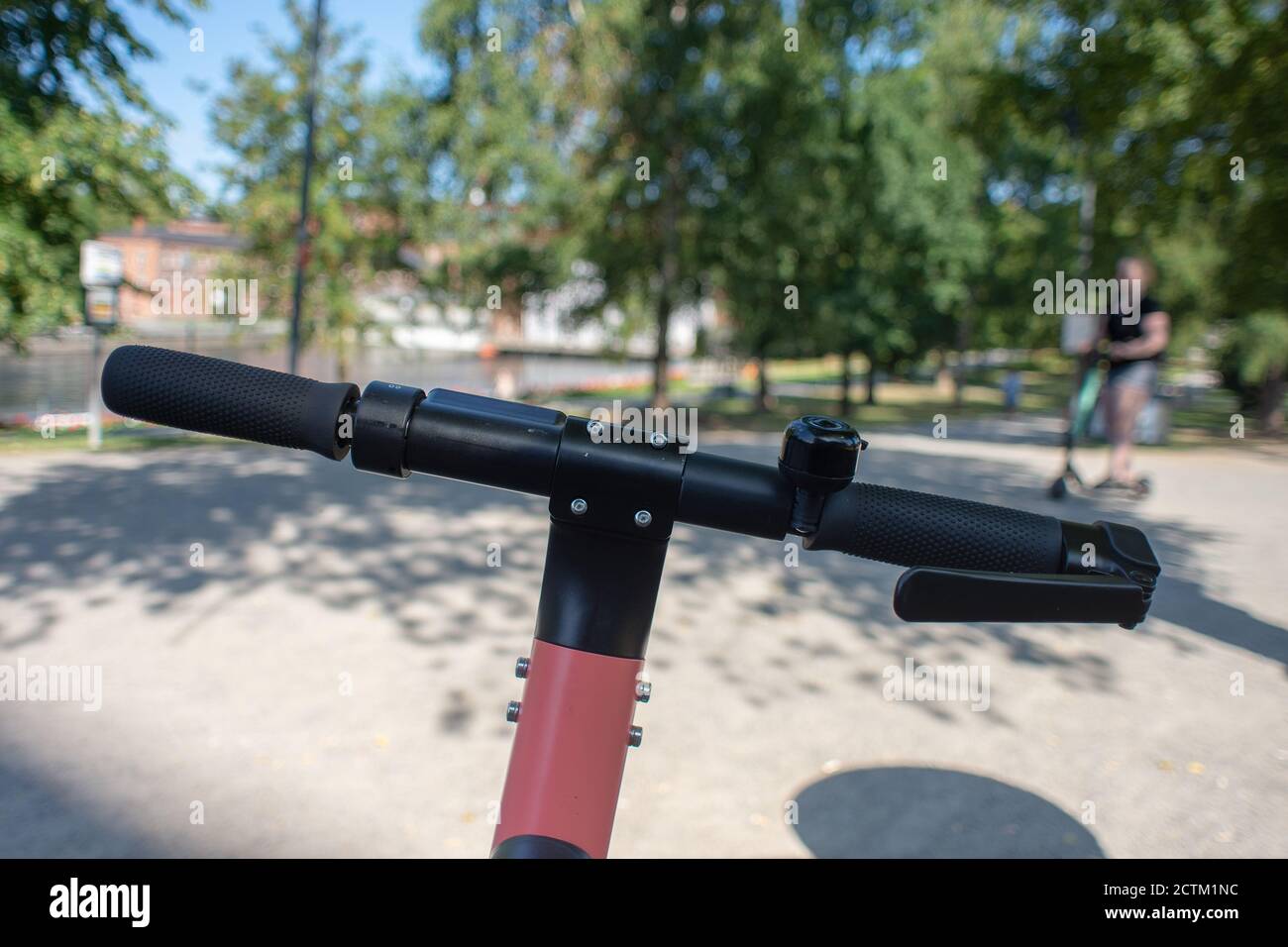 Tampere, Finlandia - 26 LUGLIO 2019. Un uomo da solo che guida uno scooter elettrico in un parco pubblico in una giornata estiva soleggiata. Foto Stock