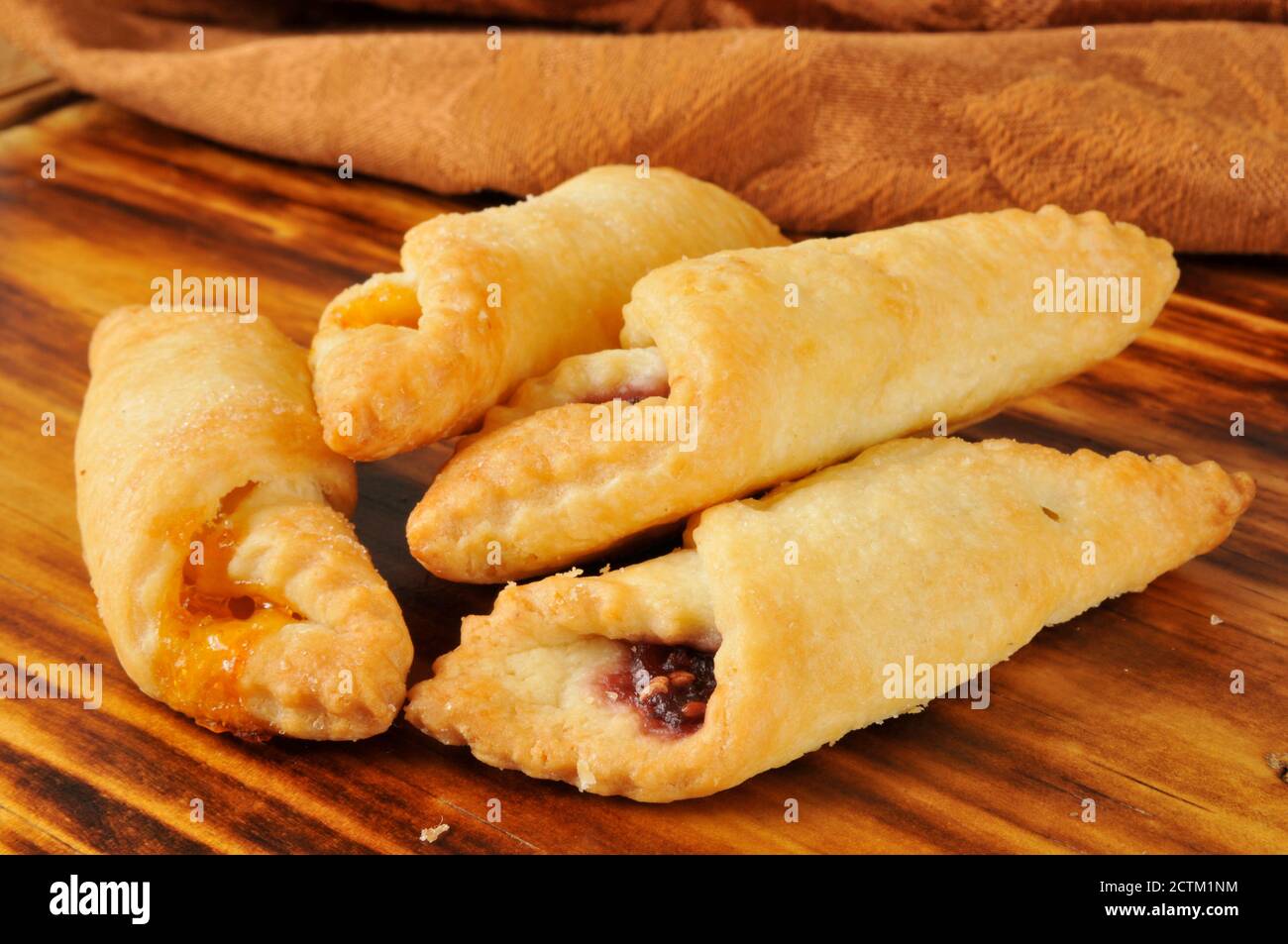 Sfoglia, pasticceria burrosa ripiena di marmellate di albicocca e fragole Foto Stock