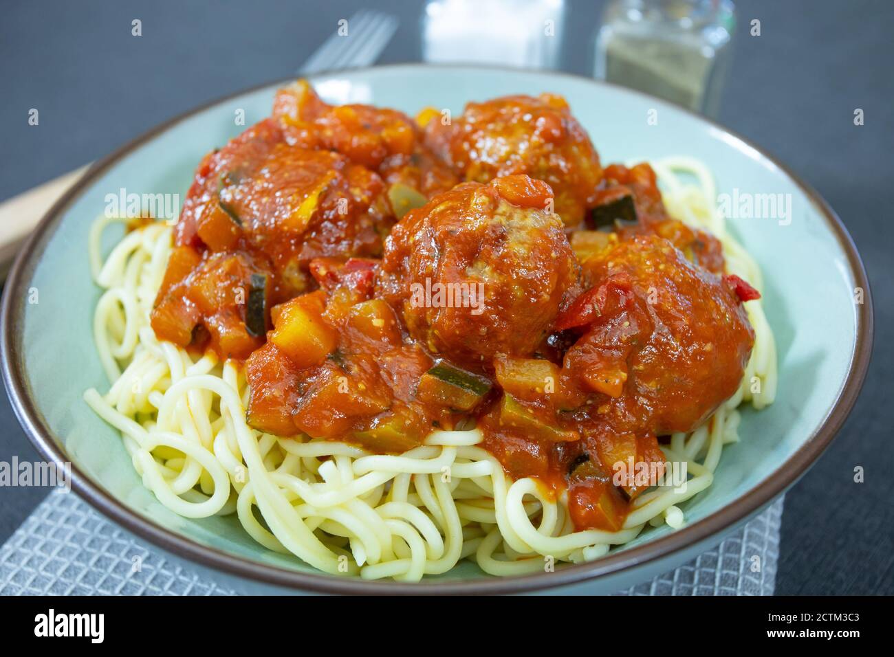 polpette di manzo in salsa di pomodoro e spaghetti Foto Stock