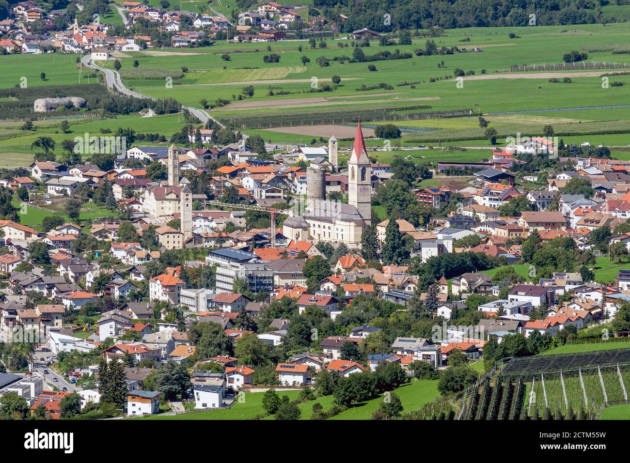 Vista aerea di Malles Venosta e Clusio in una giornata di sole, Alto Adige, Italia Foto Stock