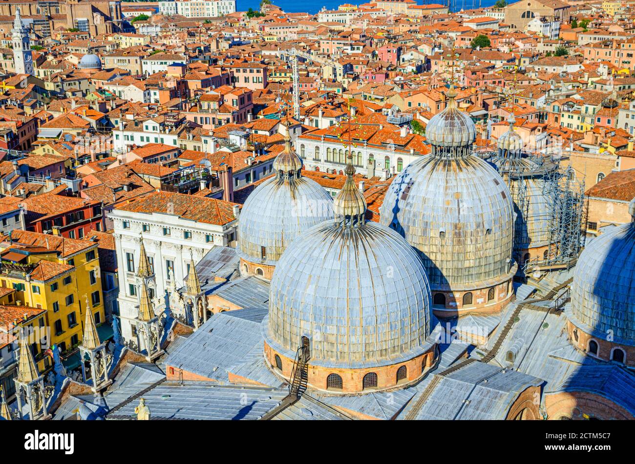 Veduta aerea dall'alto del centro storico di Venezia con le cupole della Basilica di San Marco o la Cattedrale di San Marco, la chiesa cattolica romana e i tetti rossi, la Regione Veneto, l'Italia settentrionale Foto Stock