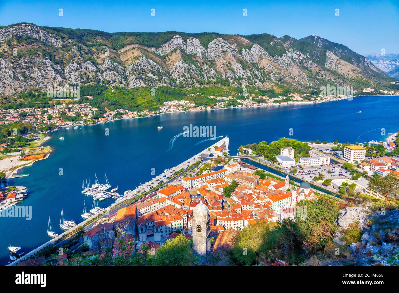 Vista aerea della vecchia città storica di Cattaro e della baia di Cattaro, Montenegro. Foto Stock