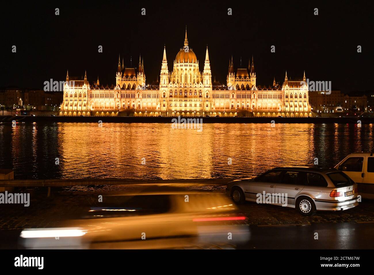 L'edificio del parlamento, nella vecchia Reichstag tedesca, è la sede del parlamento ungherese a Budapest. L'edificio, lungo 268 metri, è situato direttamente sulle rive del Danubio ed è uno dei punti di riferimento di Budapest. 23.09.2020 | utilizzo in tutto il mondo Foto Stock