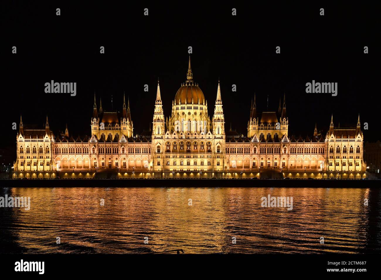 L'edificio del parlamento, nella vecchia Reichstag tedesca, è la sede del parlamento ungherese a Budapest. L'edificio, lungo 268 metri, è situato direttamente sulle rive del Danubio ed è uno dei punti di riferimento di Budapest. 23.09.2020 | utilizzo in tutto il mondo Foto Stock