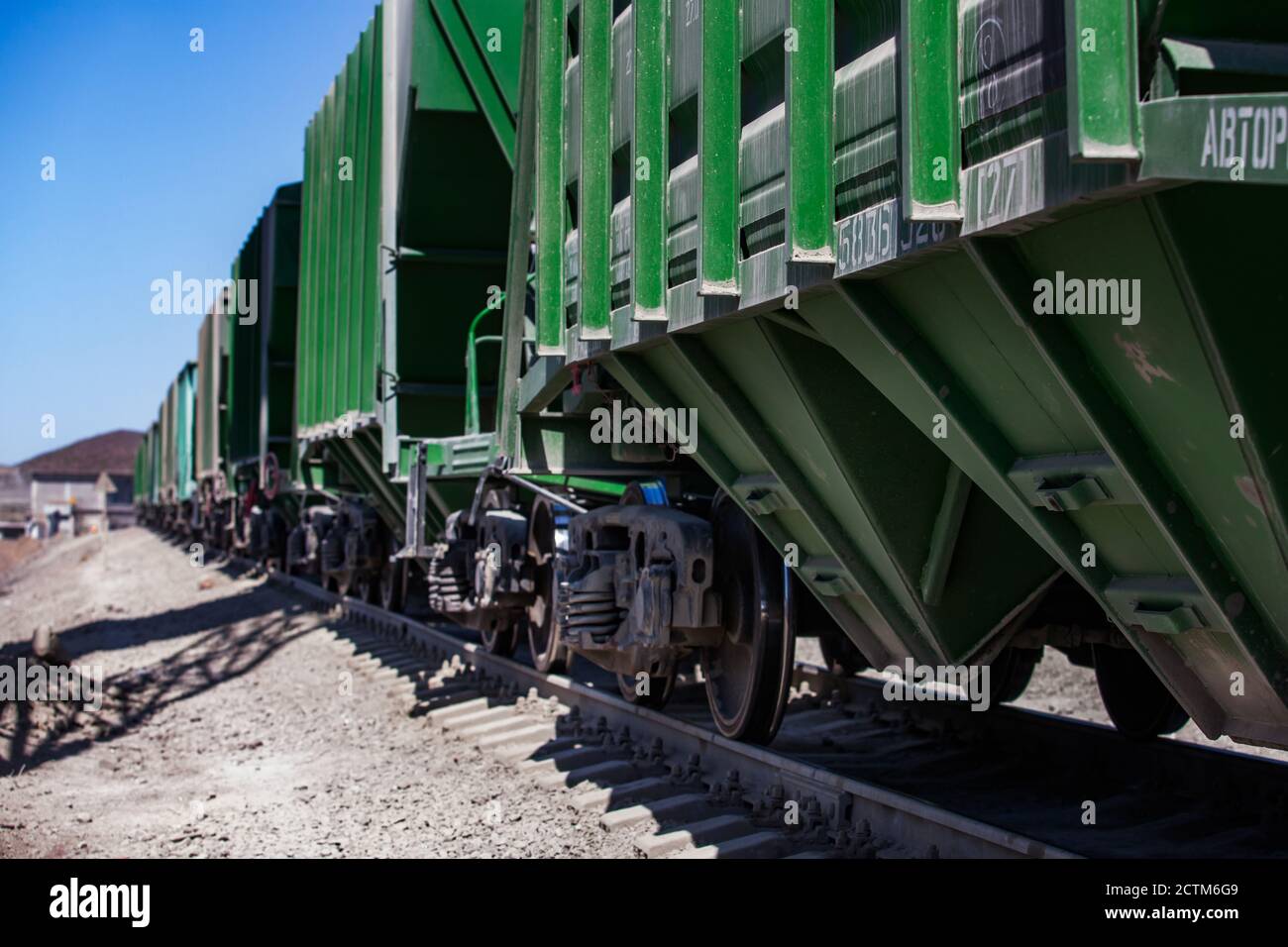 Mynaral/Kazakhstan - Aprile 23 2012: Moderno impianto di cemento nel deserto. Terminal ferroviario del carico. Carrozze ferroviarie in pista. Primo piano. Foto Stock