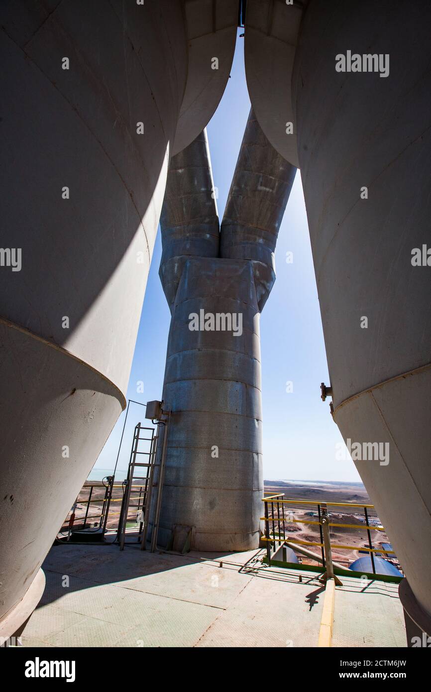 Mynaral/Kazakhstan - Aprile 23 2012: Jambyl cemento moderno impianto. Tubi sulla parte superiore di silo di cemento alto (torre). Visione industriale astratta. Foto Stock
