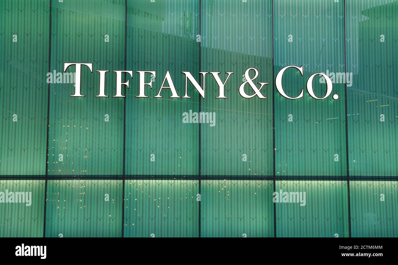 Insegna illuminata della facciata del negozio del marchio di lusso Tiffany. Foto Stock