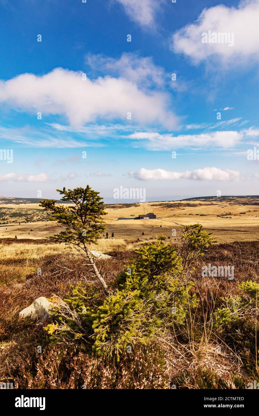 Vista del rifugio Lucni Bouda in sole giornate autunnali nei Monti Giganti, Parco Nazionale di Krkonose, Repubblica Ceca. Foto Stock