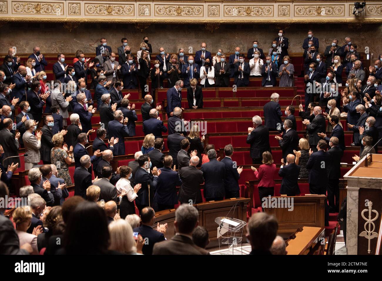 (200924) -- PARIGI, 24 settembre 2020 (Xinhua) -- Richard Ferrand, presidente dell'Assemblea nazionale francese, e Claude Chirac, figlia dell'ex presidente francese Jacques Chirac, partecipano alla cerimonia di inaugurazione dopo che una targa commemorativa in omaggio a Jacques Chirac è stata installata nell'auditorium dell'Assemblea nazionale a Parigi, Francia, 23 settembre 2020. (Foto fornita da Jack Chan/Xinhua) Foto Stock