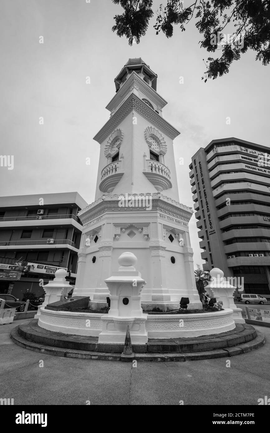George Town, Penang, Malesia - 1 dicembre 2019: La Torre dell'Orologio a Penang, Malesia. E' in stile moresco la torre dell'orologio del Giubileo, per commemorare la Regina V. Foto Stock