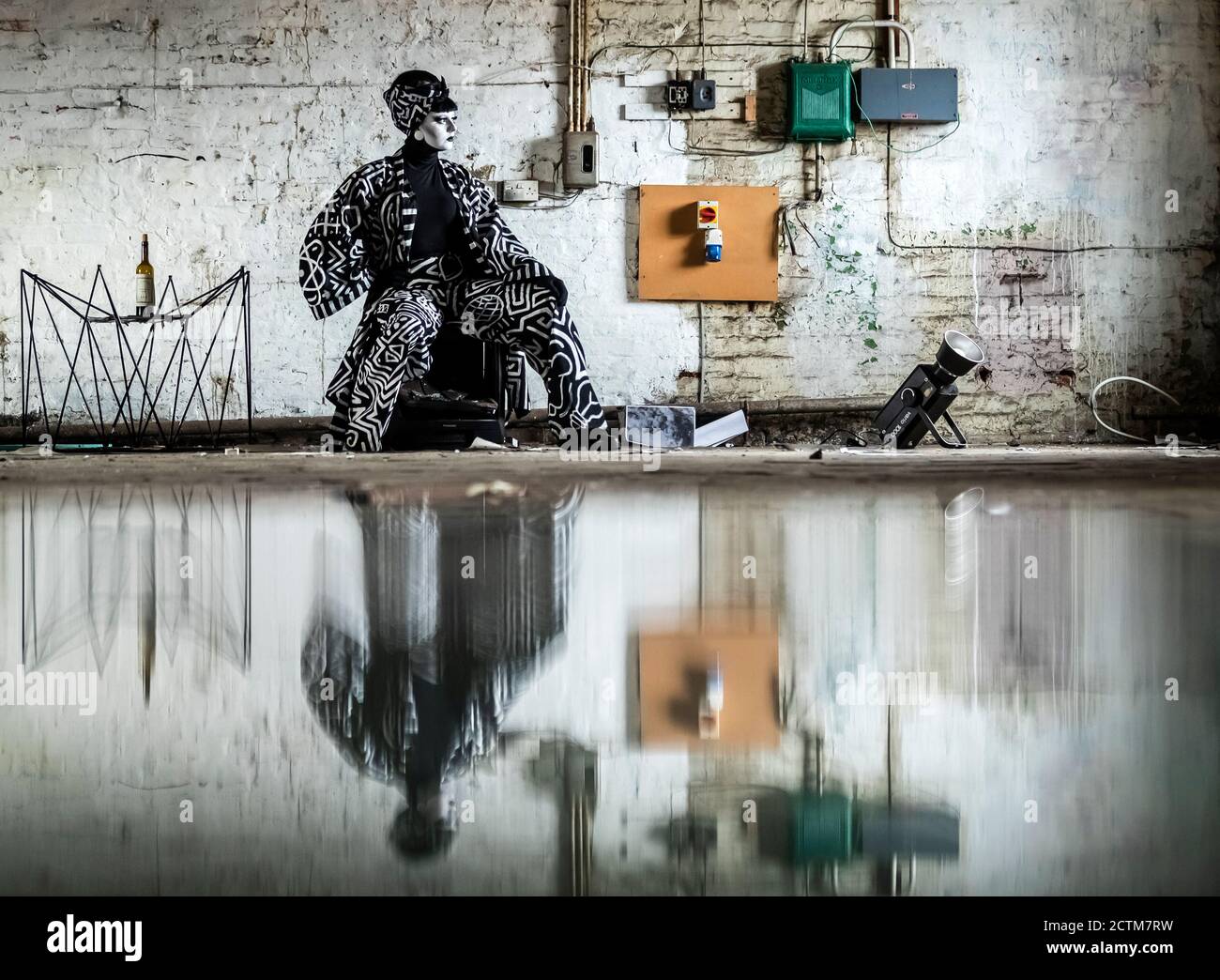Liquirizia Black, da Drag Collective The Family Gorgeous e da Drag SOS di Channel 4, si riflette in un vetro durante una fotocellula all'Islington Mill di Salford, sede di centinaia di artisti tra cui The Family Gorgeous, Dopo una sovvenzione di 3.3m del FESR europeo per i lavori di ristrutturazione è stato assegnato al mulino molto amato a beneficio degli artisti e delle comunità locali. Foto Stock