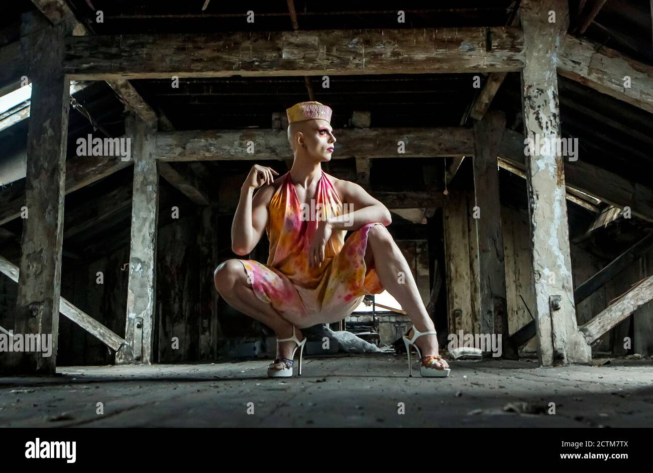 Cheddar Gorgeous, tratto da Drag Collective The Family Gorgeous e da Drag SOS di Channel 4, si riflette in un vetro durante una fotocellula all'Islington Mill di Salford, sede di centinaia di artisti tra cui The Family Gorgeous, Dopo una sovvenzione di 3.3m del FESR europeo per i lavori di ristrutturazione è stato assegnato al mulino molto amato a beneficio degli artisti e delle comunità locali. Foto Stock