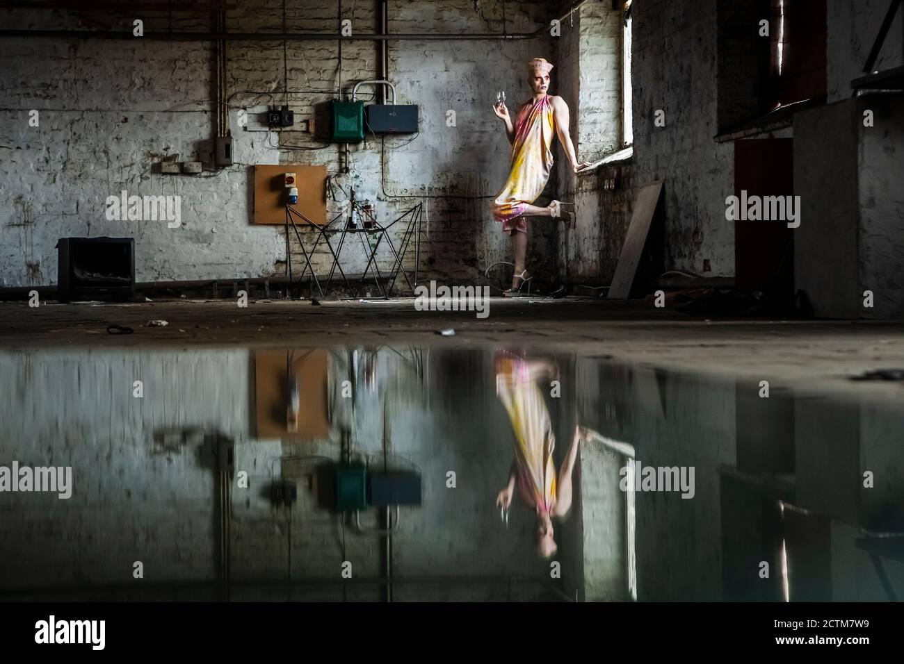 Cheddar Gorgeous, tratto da Drag Collective The Family Gorgeous e da Drag SOS di Channel 4, si riflette in un vetro durante una fotocellula all'Islington Mill di Salford, sede di centinaia di artisti tra cui The Family Gorgeous, Dopo una sovvenzione di 3.3m del FESR europeo per i lavori di ristrutturazione è stato assegnato al mulino molto amato a beneficio degli artisti e delle comunità locali. Foto Stock