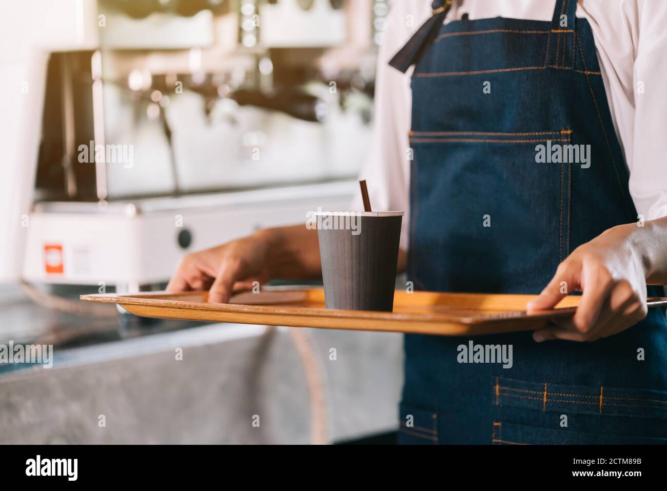 Primo piano di una tazza di caffè femminile da servire mentre ci si trova in una caffetteria, Coffee Business Concept Foto Stock