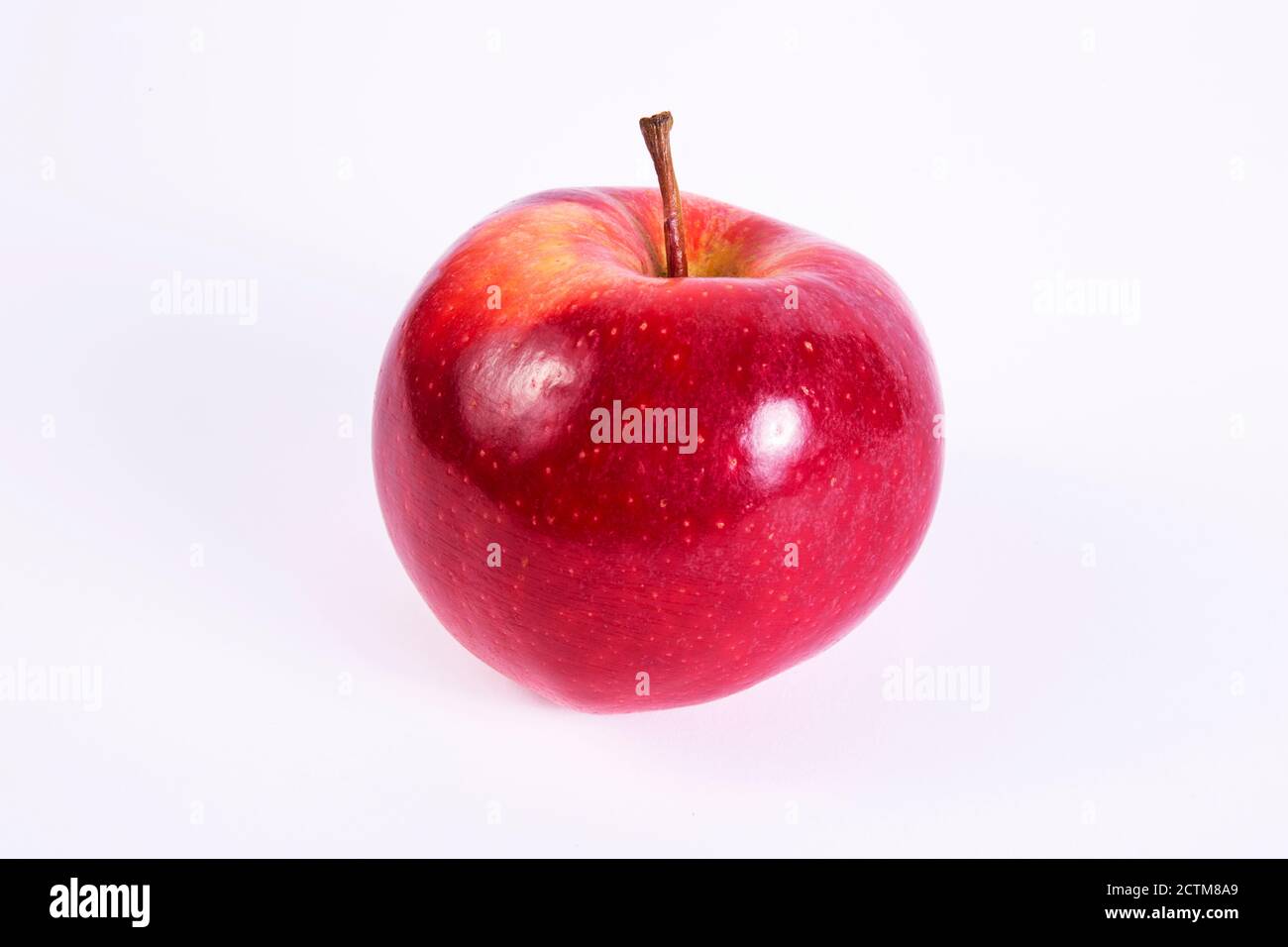 Mela biologica fresca . Isolato su sfondo bianco mela rossa. Frutta gustosa e succosa. Foto Stock