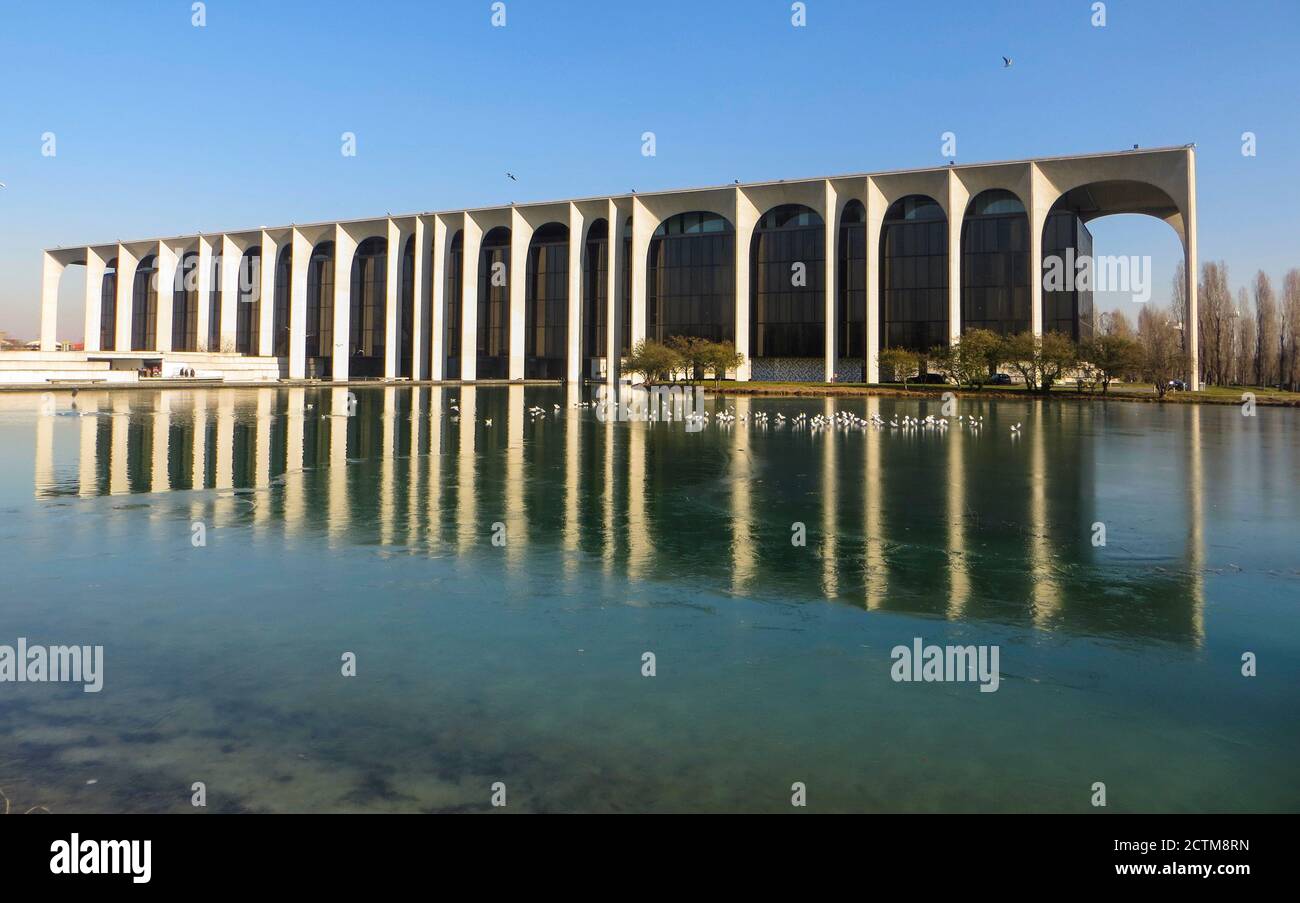 Segrate, Provincia di Milano, Lombardia, Italia.. Palazzo Mondadori, di  Oscar Niemeyer, 1968 - 1975. Il palazzo, sede della casa editrice italiana  Mondadori, durante una giornata invernale con il lago ghiacciato Foto stock  - Alamy