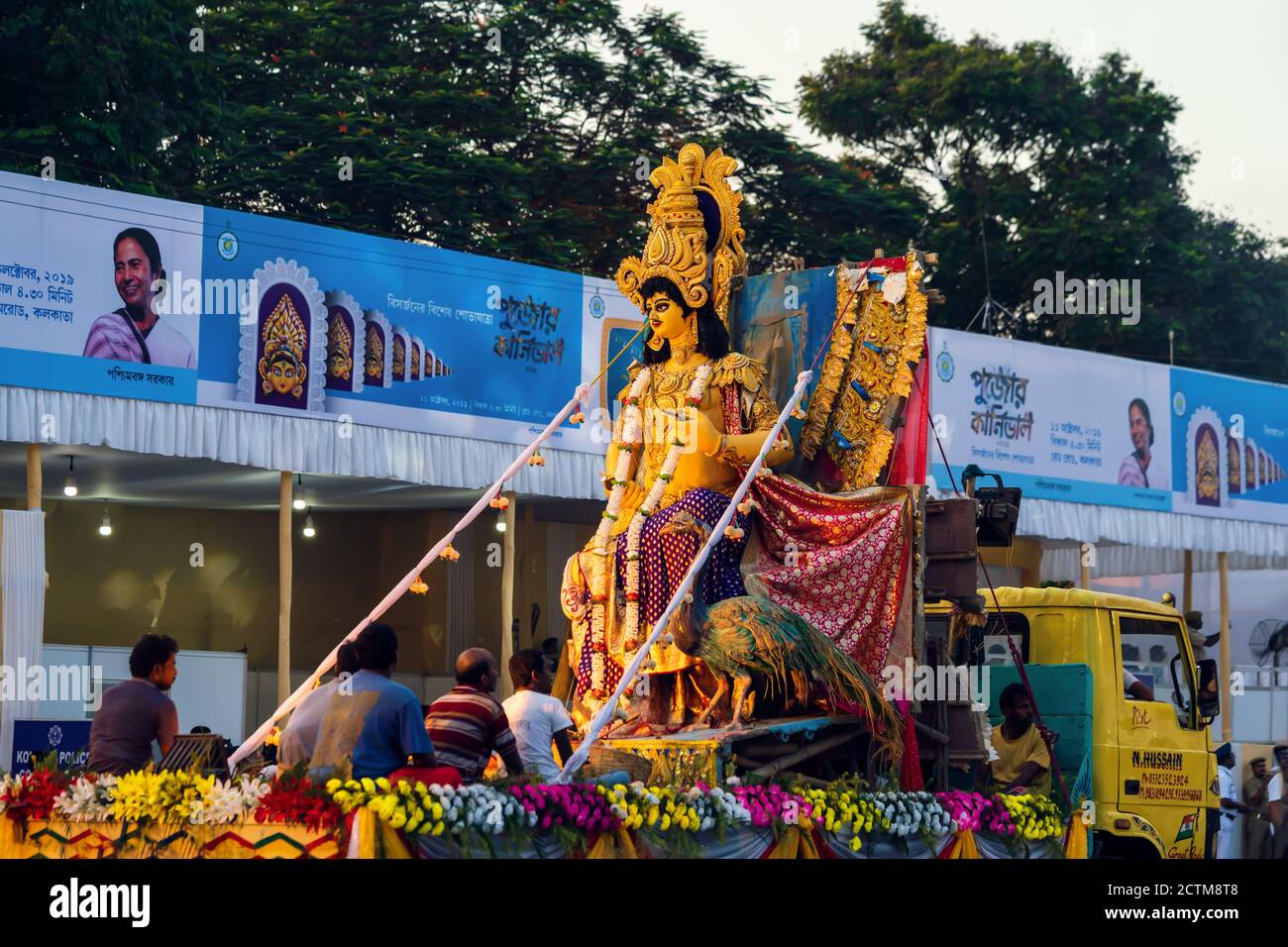 Kolkata, Bengala Occidentale, India, Ottobre, 2019 : Kartik Thakur Puja background. Dio indù indiano della guerra, chiamato Kartikeya. Persone che celebrano Kartika Purni Foto Stock