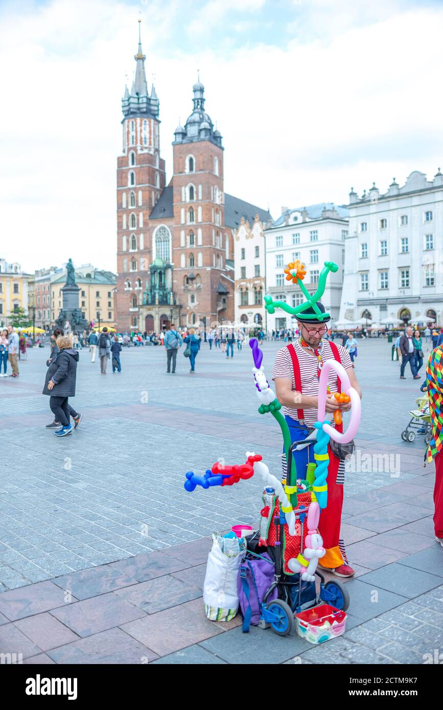 Cracovia, Polonia. 27 agosto 2018. L'artista di strada intrattiene i bambini facendo animali in mongolfiera. Un clown sulla Piazza del mercato di Cracovia, vicino a St. Mary's. Foto Stock