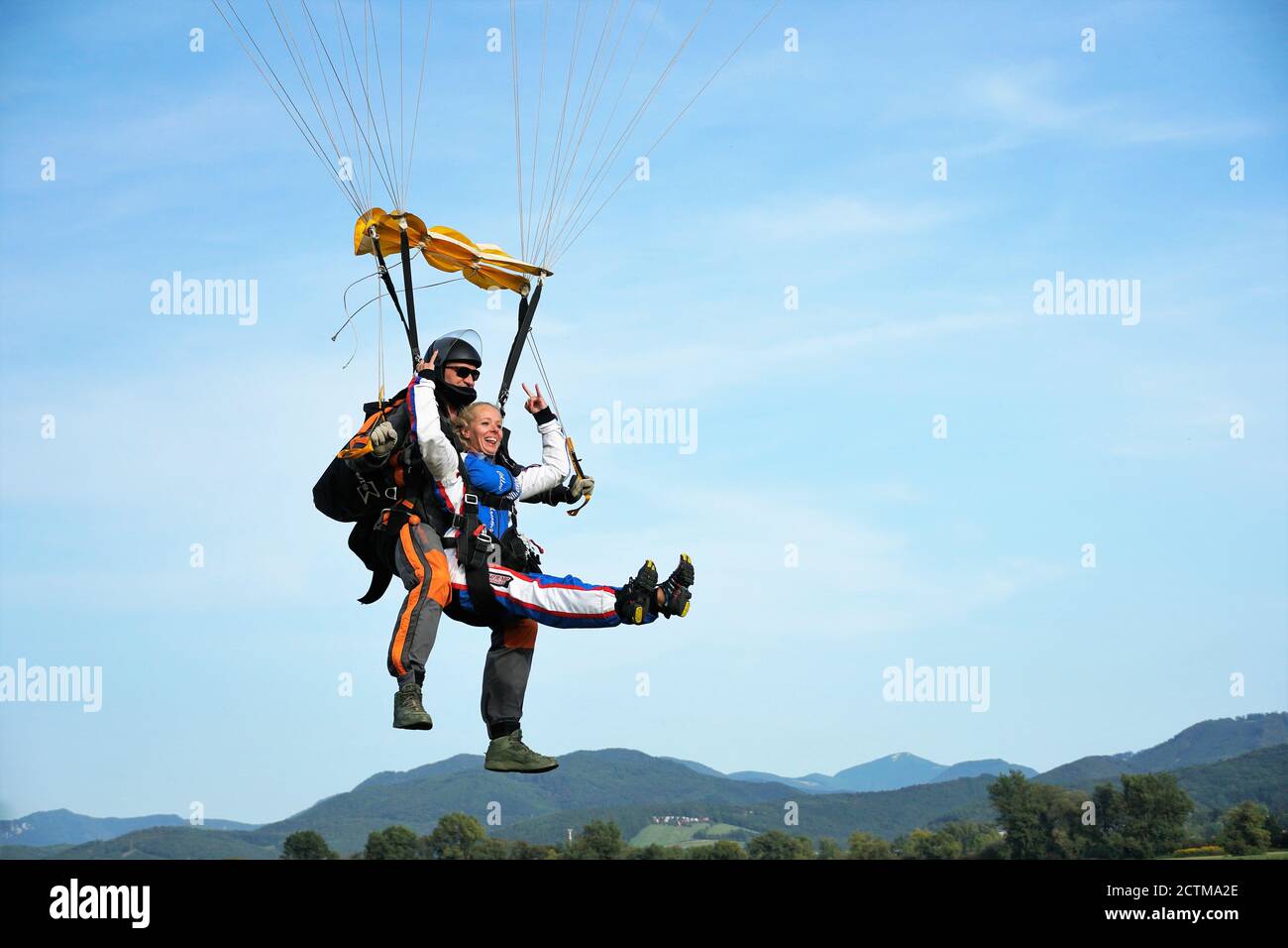 Il paracadute in tandem salta poco prima di atterrare in Slovacchia presso lo Slavnica Aeroklub il 20 settembre 21020. Foto Stock