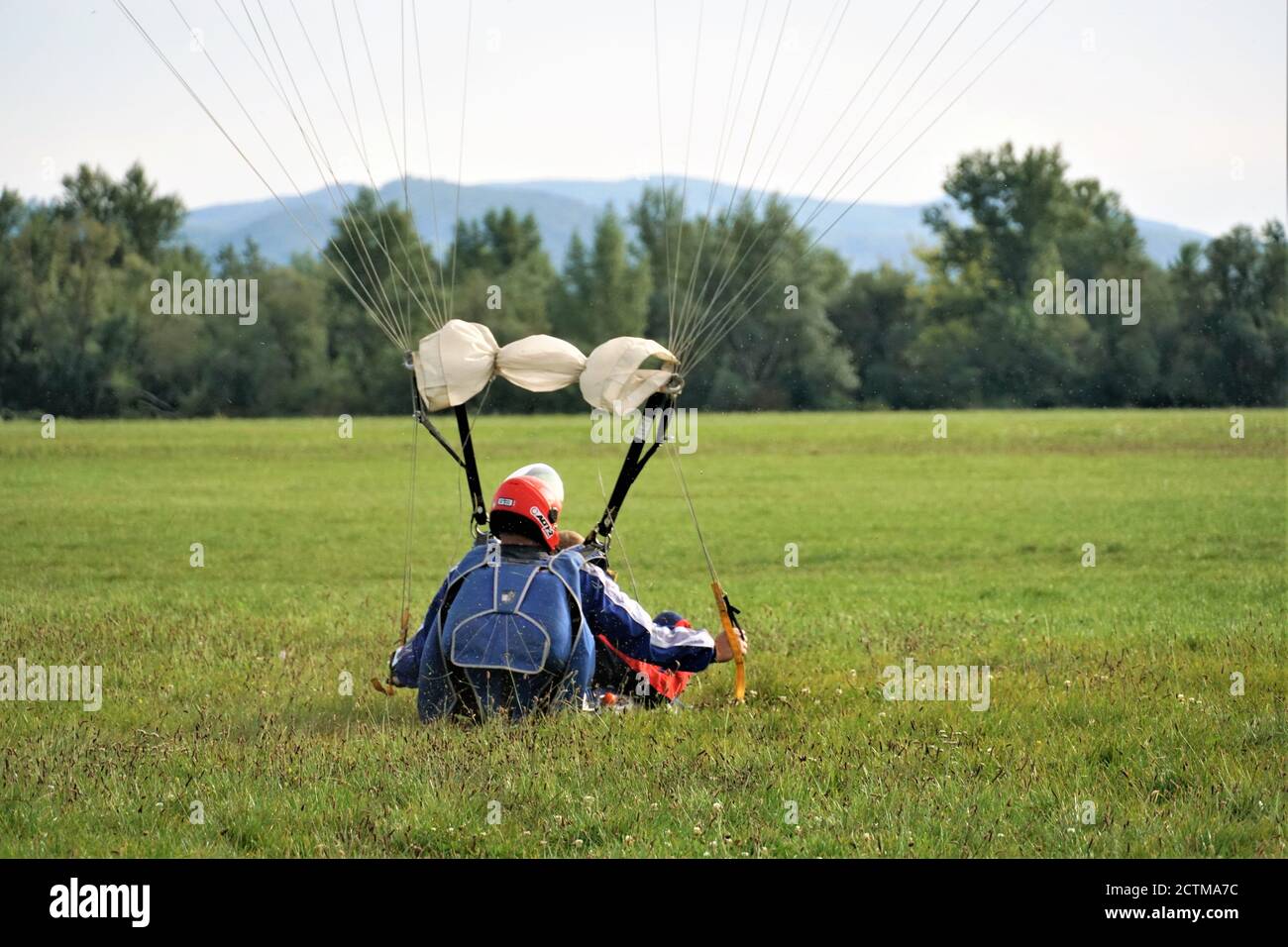 Salto in paracadute tandem al momento dell'atterraggio primo piano girato a Slavnica Aeroklub, Slovacchia, il 19 settembre 21020. Foto Stock