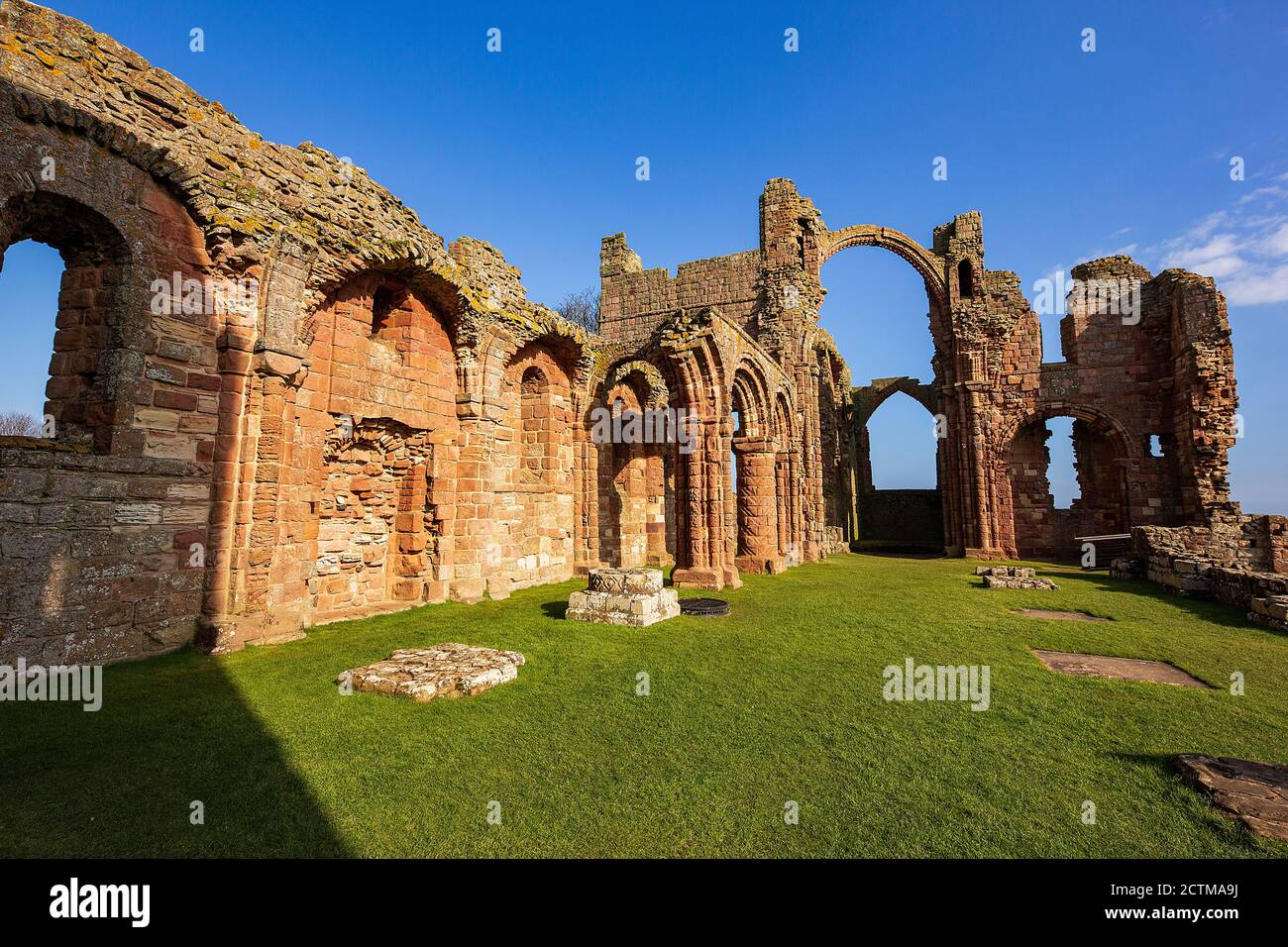 Rovine del Priorato di Lindisfarne, Isola Santa, Inghilterra Foto Stock